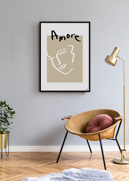 poster, illustration, handmålat kvinnligt ansikte i vitt mot beige bakgrund, handskriven text amore högst upp, Emma Holm, svart ram, vardagsrum.